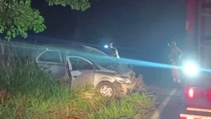 Dois homens se feriram após se envolverem em um acidente entre carros