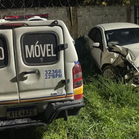 Os policiais militares do 23º BPM prenderam um suspeito de 18 anos no bairro Sagrada Família, em Divinópolis, na noite de segunda-feira (20/11), na condução de um Fiat Siena que havia sido clonado.