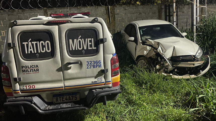 Os policiais militares do 23º BPM prenderam um suspeito de 18 anos no bairro Sagrada Família, em Divinópolis, na noite de segunda-feira (20/11), na condução de um Fiat Siena que havia sido clonado.