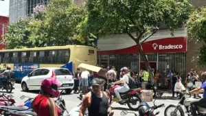 Um jovem de 22 anos ficou ferido em um acidente entre um &ocirc;nibus e uma moto, na Avenida Primeiro de Junho, Centro de Divin&oacute;polis, na tarde desta sexta-feira (24).
