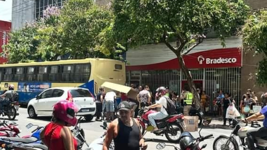 Um jovem de 22 anos ficou ferido em um acidente entre um ônibus e uma moto, na Avenida Primeiro de Junho, Centro de Divinópolis, na tarde desta sexta-feira (24).