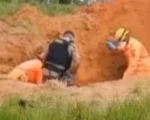 Um jovem de 27 anos confessou na manhã desta segunda-feira (27) que matou o pai a facadas em Oliveira. O corpo da vítima, de 61 anos, foi encontrado no domingo (26) com um corte na garganta.