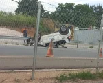 Um carro capotou na tarde desta segunda-feira (27) na rodovia MG-050, no bairro Icaraí, em Divinópolis. Testemunhas contaram que o carro bateu em uma carreta e capotou.