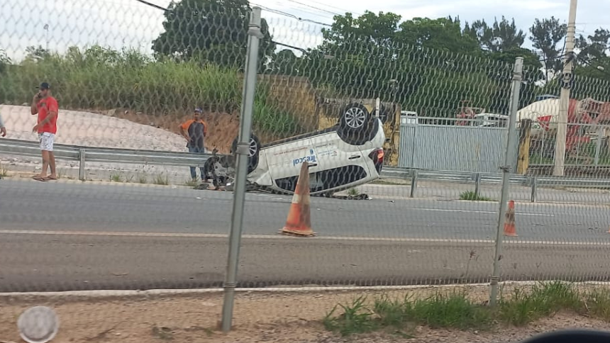 Um carro capotou na tarde desta segunda-feira (27) na rodovia MG-050, no bairro Icaraí, em Divinópolis. Testemunhas contaram que o carro bateu em uma carreta e capotou.