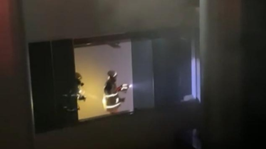 Um novo princípio de incêndio foi registrado no Centro Administrativo de Divinópolis na noite desta quinta-feira (30/11). O fato ocorreu por volta de 20h, em uma área da subestação de energia elétrica, que fica localizada no primeiro andar do prédio (subsolo).