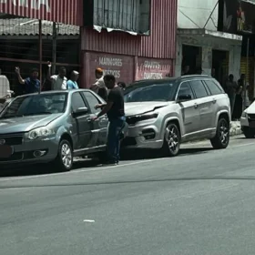 Vídeo: Homem sofre convulsão e causa acidente na avenida Paraná