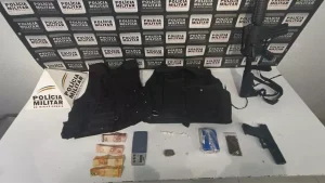 Carmo do Cajur&uacute;: PM apreende drogas e r&eacute;plicas de armas com envolvidos no tr&aacute;fico de drogas