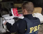 PRF apreende ônibus com cigarros, celulares, tênis e roupas em Oliveira