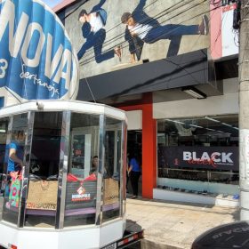 Estúdio Móvel da rádio Nova Sertaneja esta ao vivo direto da Black Week do grupo Divinópolis Calçados