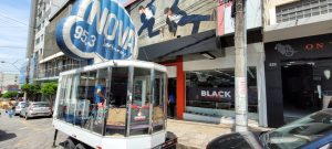 Est&uacute;dio M&oacute;vel da r&aacute;dio Nova Sertaneja esta ao vivo direto da Black Week do grupo Divin&oacute;polis Cal&ccedil;ados