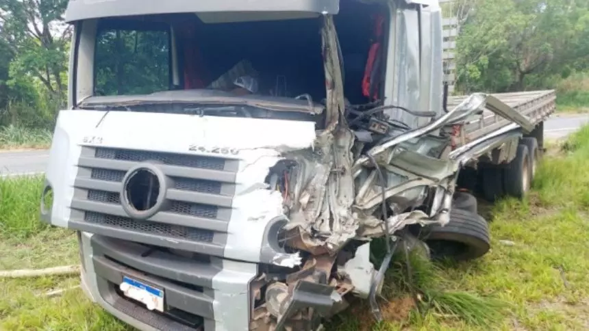 Homem fica ferido após colisão entre dois caminhões na BR-354, em Formiga
