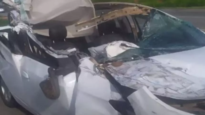 Nova Serrana: Carro bate em caminhão na BR-262 e motorista fica ferido