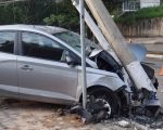 Homem sai ileso após carro bater contra poste em Divinópolis; veja novas informações