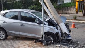 Homem sai ileso ap&oacute;s carro bater contra poste em Divin&oacute;polis; veja novas informa&ccedil;&otilde;es