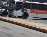 Motociclista para debaixo de ônibus após colisão em Itaúna