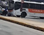 Motociclista para debaixo de &ocirc;nibus ap&oacute;s colis&atilde;o em Ita&uacute;na