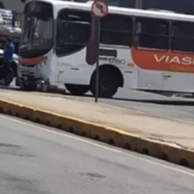 Motociclista para debaixo de ônibus após colisão em Itaúna