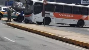 Motociclista para debaixo de ônibus após colisão em Itaúna