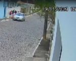 VÍDEO: Adolescente é espancado por quatro pessoas no Centro de Itapecerica