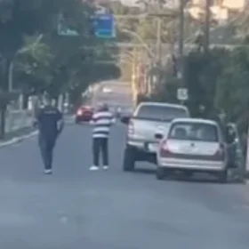 Homem em fúria quebra veículo em briga de trânsito em Divinópolis