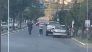 Homem em f&uacute;ria quebra ve&iacute;culo em briga de tr&acirc;nsito em Divin&oacute;polis