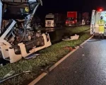 Oliveira: Homem fica preso às ferragens após colisão entre caminhões na BR-381