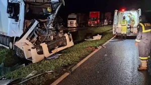 Oliveira: Homem fica preso às ferragens após colisão entre caminhões na BR-381