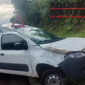 Itaúna: Motorista desvia de árvore na pista e capota veículo na MG-050