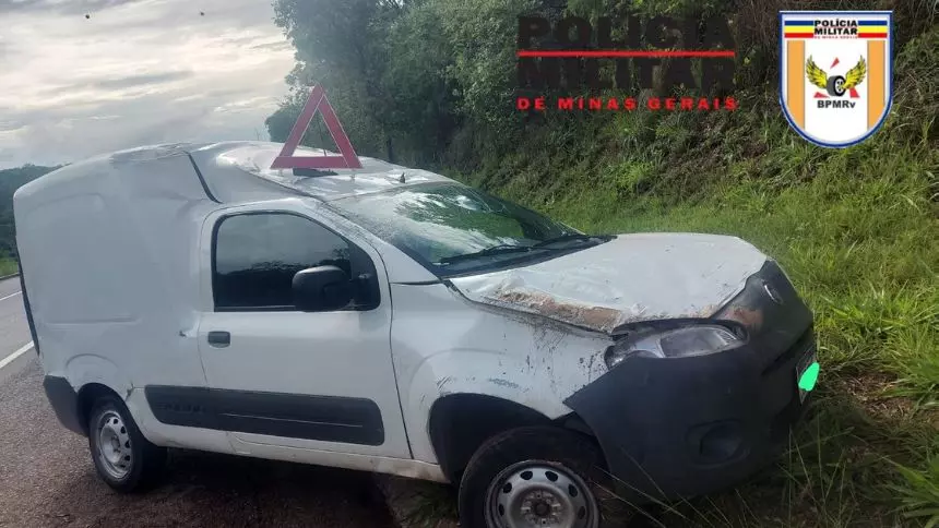 Itaúna: Motorista desvia de árvore na pista e capota veículo na MG-050