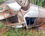 Arcos: Motorista perde controle da direção de veículo e carro capota na MG-170