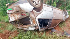 Arcos: Motorista perde controle da dire&ccedil;&atilde;o de ve&iacute;culo e carro capota na MG-170