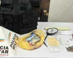 Ita&uacute;na: Ap&oacute;s persegui&ccedil;&atilde;o policial e apreende muni&ccedil;&otilde;es e drogas