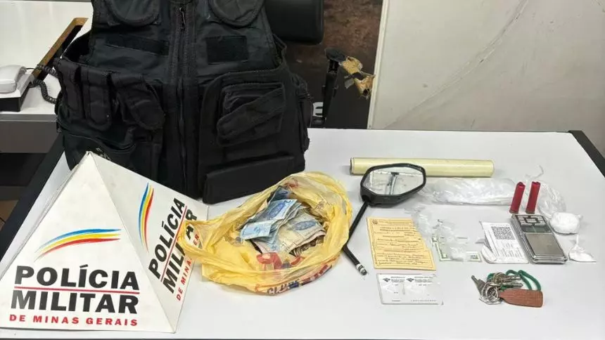 Ita&uacute;na: Ap&oacute;s persegui&ccedil;&atilde;o policial e apreende muni&ccedil;&otilde;es e drogas