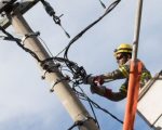 Fio partido causa queda de energia em bairros de Divin&oacute;polis