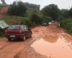 Chuvas transformam a entrada do bairro Graja&uacute; em Divin&oacute;polis