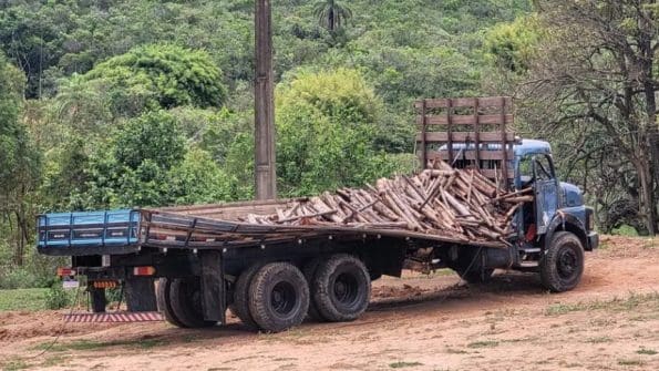 Homem morre ap&oacute;s acidente de caminh&atilde;o em Itapecerica
