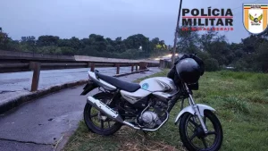 Divinópolis: Motorista bate carro em moto na MG-050 e foge do local