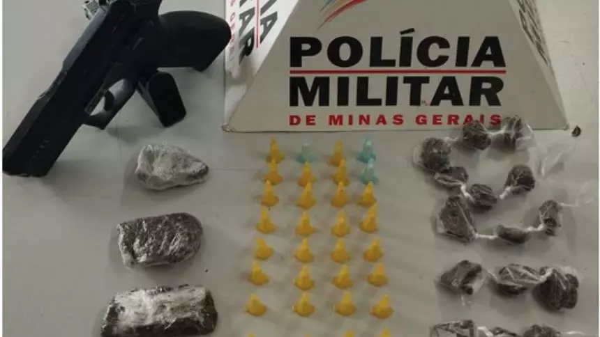 PM recupera moto furtada e prende mulher com drogas em Nova Serrana
