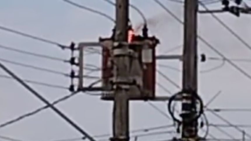 Transformador pega fogo na Av. Autorama, em Divinópolis