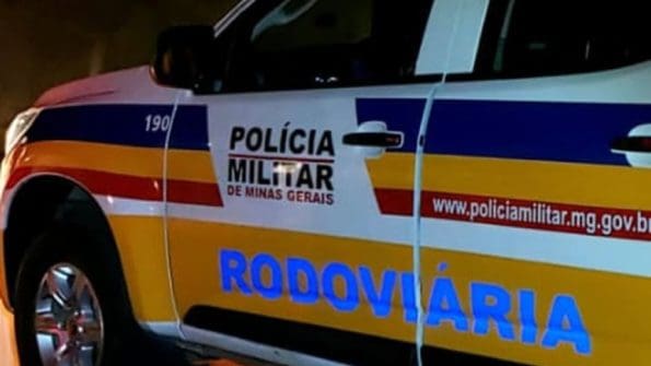 Divinópolis: Motorista é preso após consumir álcool e cocaína na MG-050 - viatura pmr noite