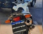 Motociclista tampa placa com fita isolante e &eacute; preso em Cl&aacute;udio