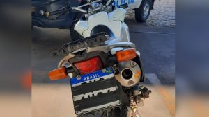 Motociclista tampa placa com fita isolante e &eacute; preso em Cl&aacute;udio