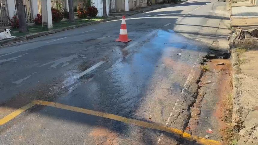 Moradores de São Sebastião do Oeste reclamam de vazamento de água