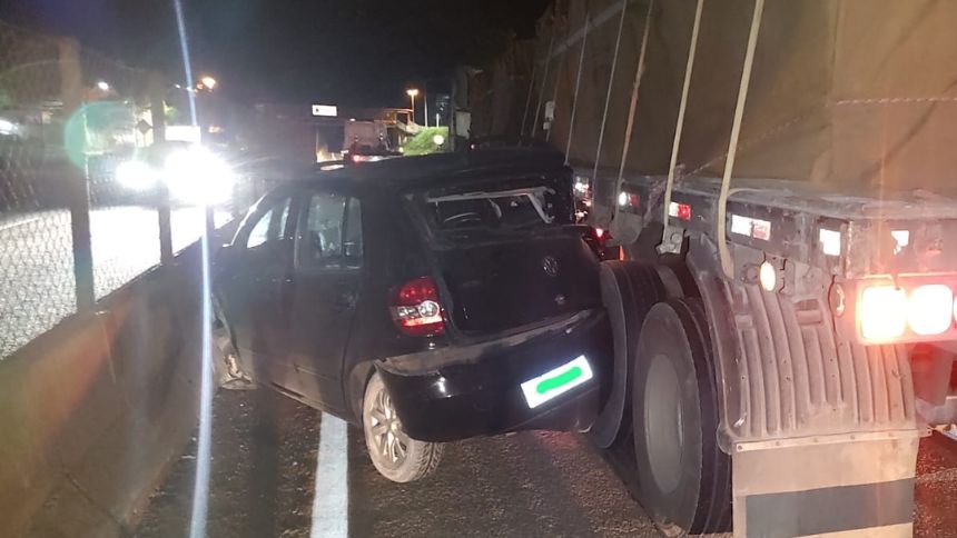 Acidente entre carro e carreta deixa homem ferido em Itaúna