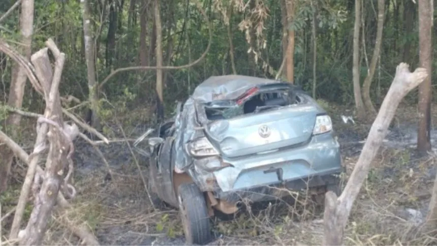 Carro cai em barranco na MG-431 e motorista morre