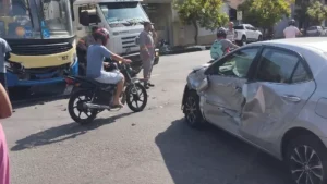 Colisão entre carro e ônibus é registrado no Centro de Divinópolis