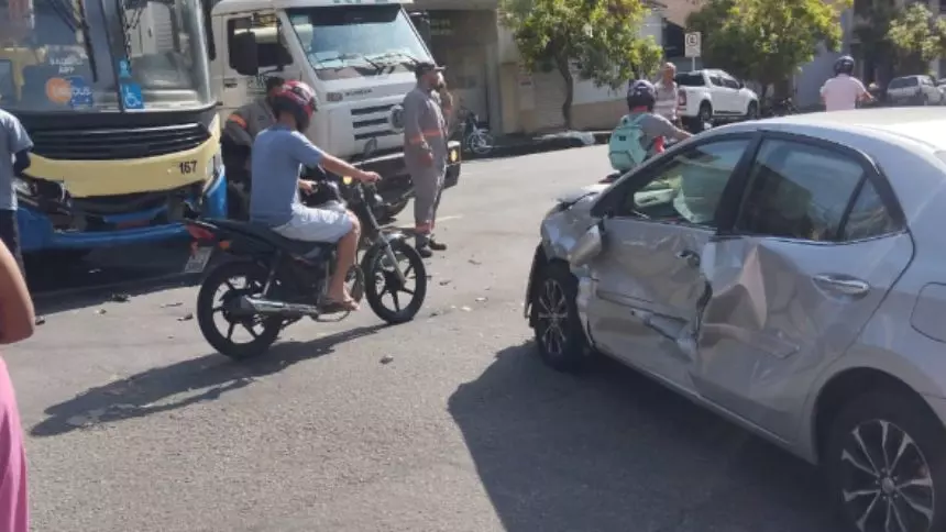 Colis&atilde;o entre carro e &ocirc;nibus &eacute; registrado no Centro de Divin&oacute;polis
