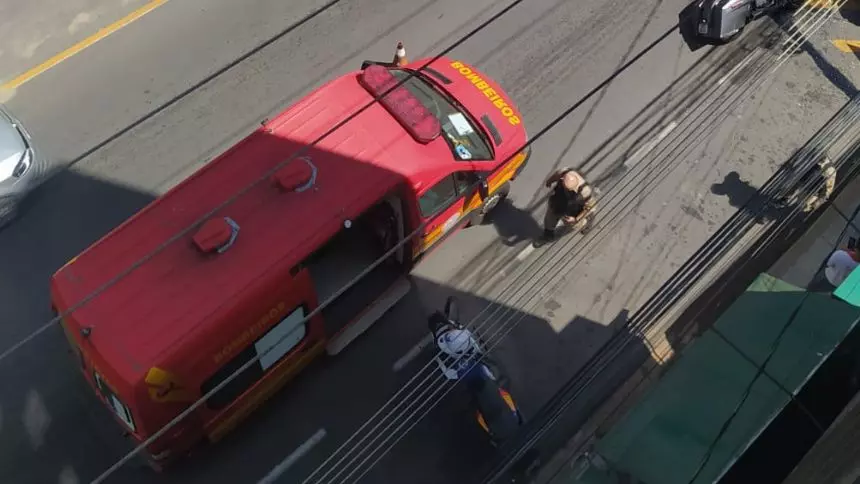 Motociclista fica ferido ap&oacute;s batida com carro na Avenida Paran&aacute; em Divin&oacute;polis