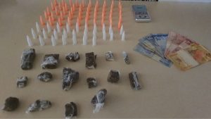 Lagoa da Prata: PM apreende tabletes de maconha e mais de 70 pinos de cocaína