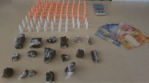Lagoa da Prata: PM apreende tabletes de maconha e mais de 70 pinos de coca&iacute;na